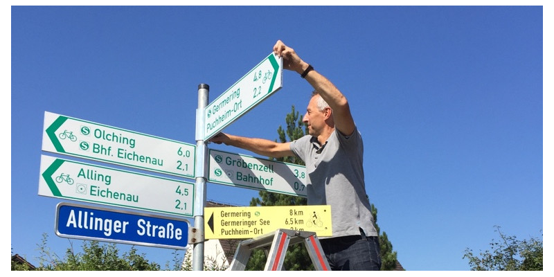 Radwegschild wird montiert