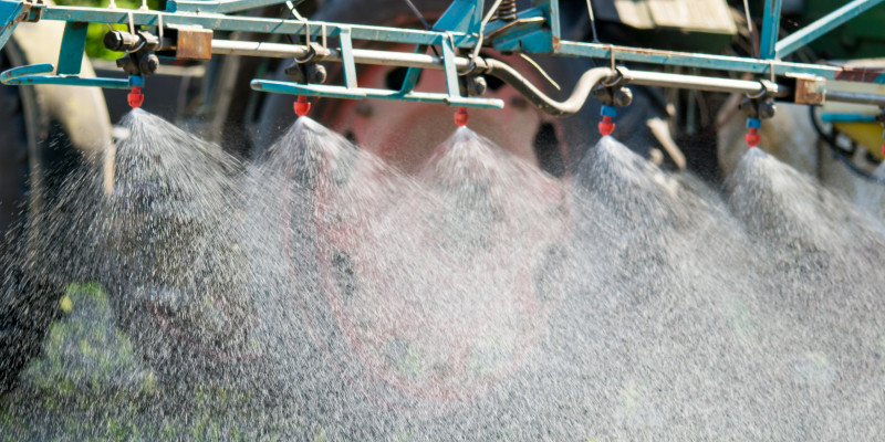 Feld wird mit Pflanzenschutzmitteln gespritzt
