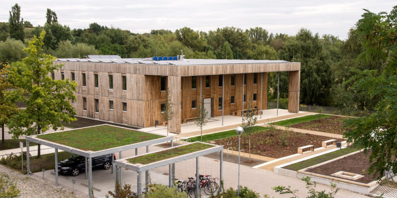 modernes Bürogebäude aus umweltfreundlichen Baumaterialien an einem Berliner Standort des UBA (im Bezirk Berlin-Marienfelde)
