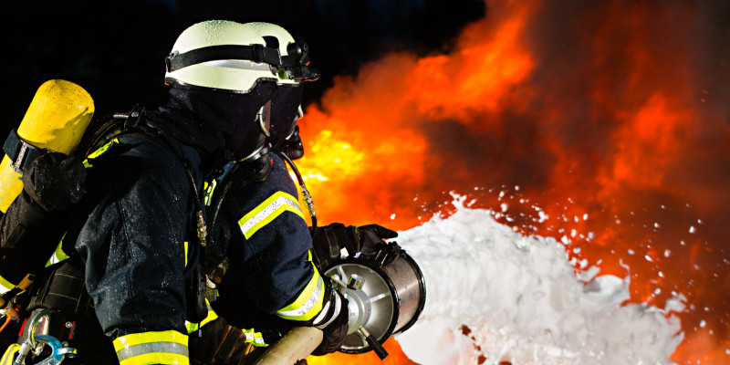 Ein Feuerwehrmann der einen Brand löscht 