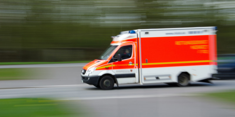 Ein Bild zeigt einen fahrenden Krankenwagen.