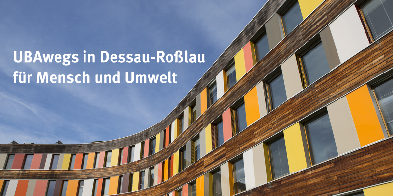 Ein Bild vom UBA-Hauptgebäude in Dessau-Roßlau mit dem Schriftzug und Titel der Veranstaltung UBAwegs in Dessau-Roßlau für Mensch und Umwelt 