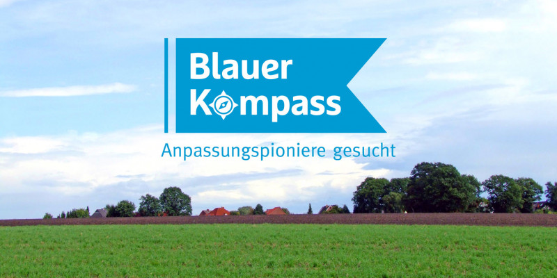 Foto einer Landschaft, darauf ein Banner "Blauer Kompass - Anpassungspioniere gesucht"