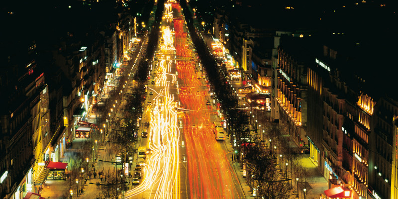 Straßenschlucht bei Nacht