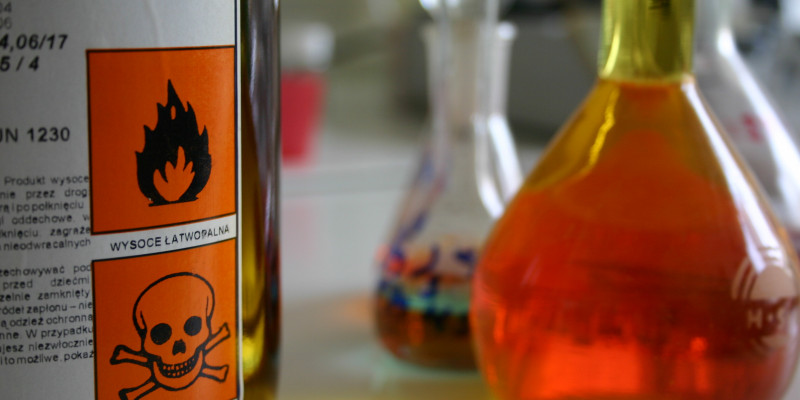 Chemikalien mit Gefahrstoffzeichen