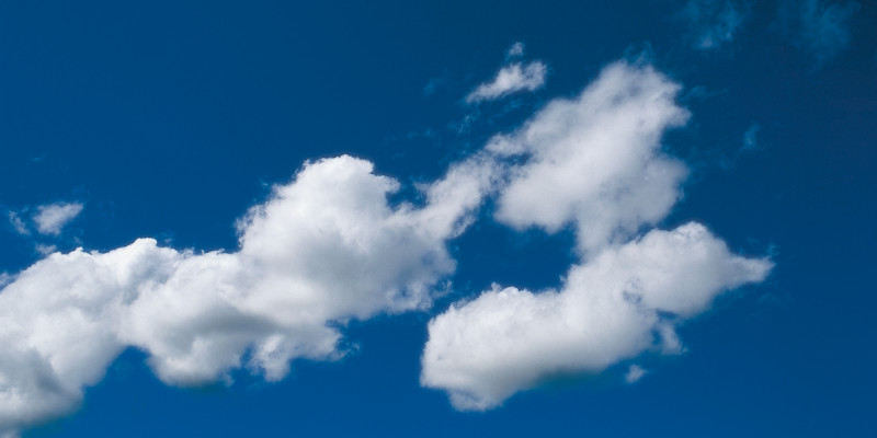 Blauer Himmel mit Wolken in der Mitte