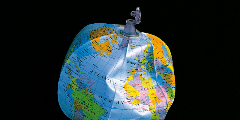 Aufblasbarer Wasserball in Form eines Globus auf einem schwarzen Hintergrund