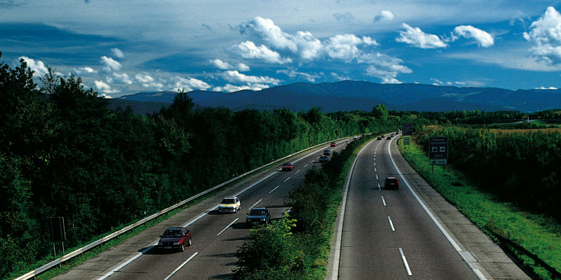 befahrene Autobahn am  grünen Waldrand