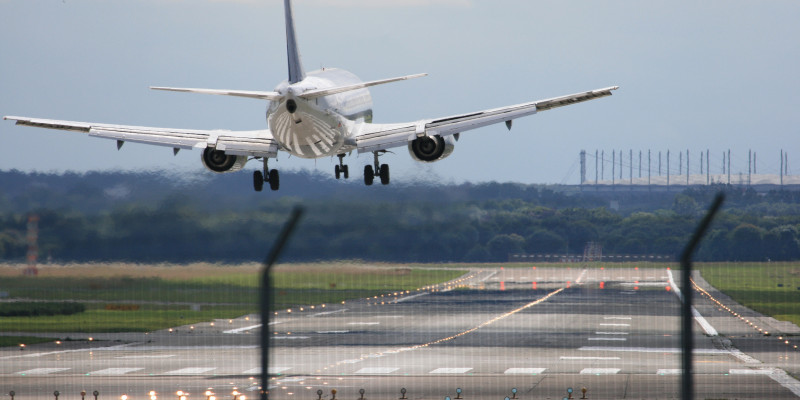 Passagierflugzeug im Landeanflug an einem Flughafen