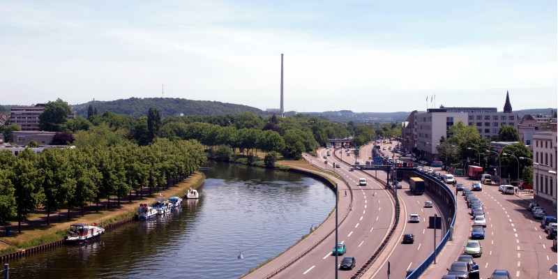 Straße am Fluss