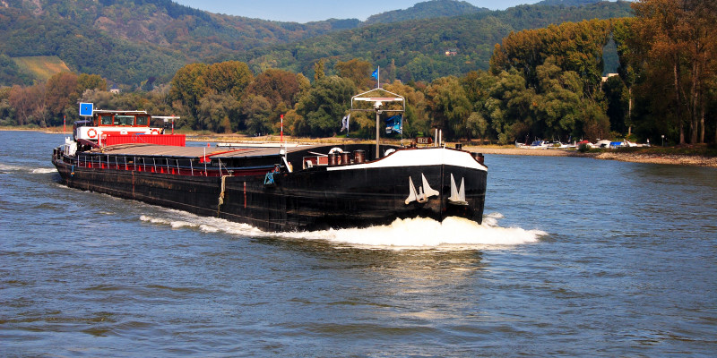Nahaufnahme eines Binnenschiffs auf einem Fluss