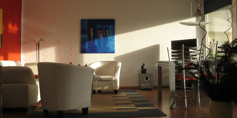 Wohnzimmer mit Sesseln, Teppich, Bilder, Esstisch
