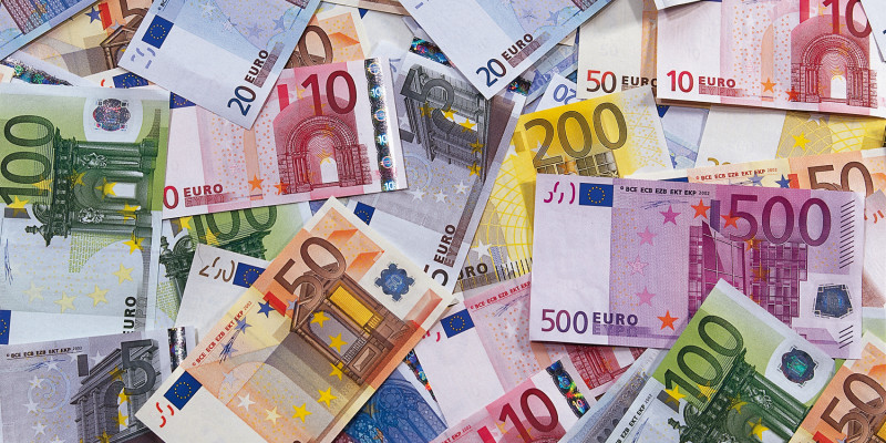 unterschiedliche Euroscheine auf einem Haufen