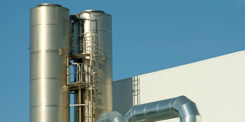 Verchromte Rohren und Installationen einer Industrieanlage