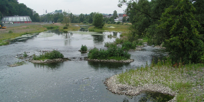 Fluss mit Siedlung im Hintergrund