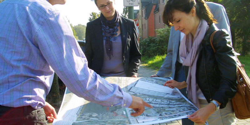 Vier Personen besprechen einen Bauplan