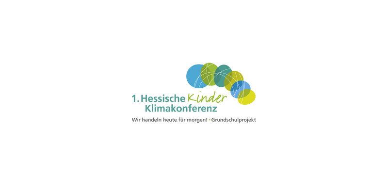 Logo mit Schriftzug 1. Hessische Kinder Klimakonferenz und Luftballons im Hintergrund.