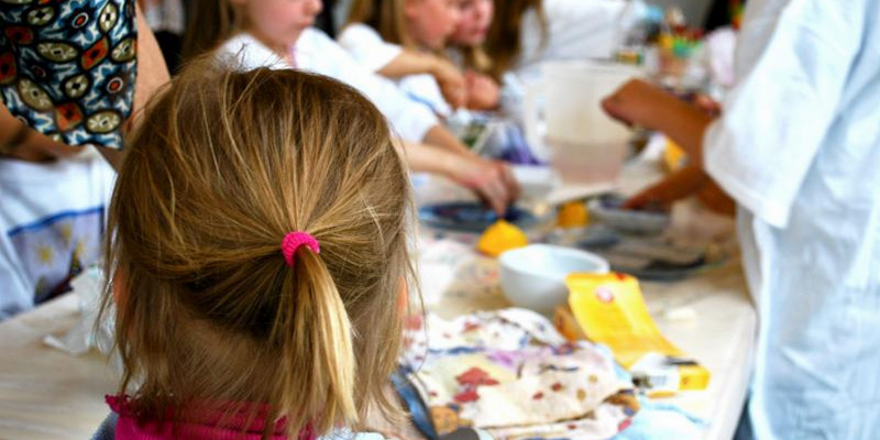 Kinder sitzen am Tisch im Museum Dinslaken