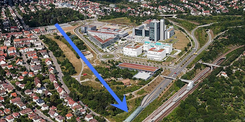 Luftbildaufnahme Stuttgart-Vaihingen. Ein Pfeil markiert die Ventilationsachse