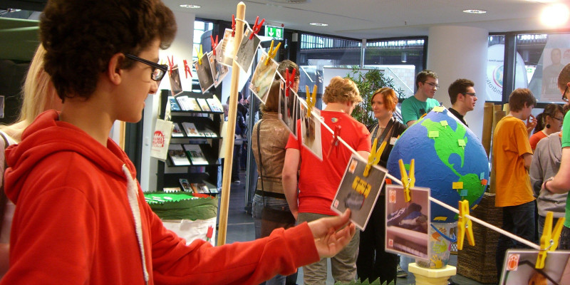 Publikum in der Ausstellung zur Anpassung an den Klimawandel.