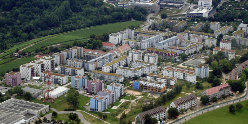 Luftbild von Wohngebiet mit Dachbegrünung.
