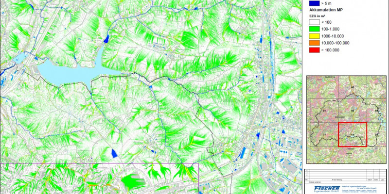 Ein Kartenausschnitt zeigt Fließwegeanalyse. Die Wasserverläufe sind in blauen Linien dargestellt, rundum zeigen verschiedene Grüntöne die Landschaftsform an.
