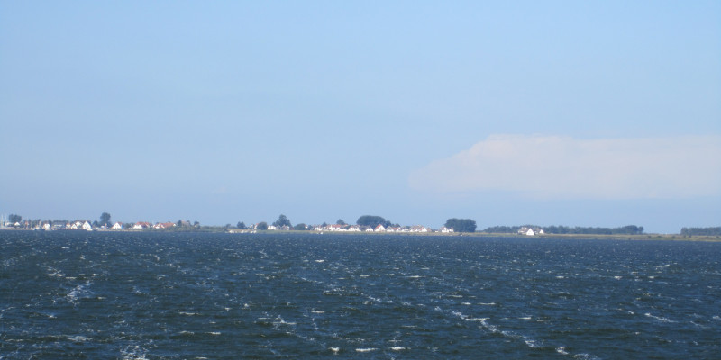 Die Ostsse im Vordergrund und die Insel Hiddensee im Hintergrund