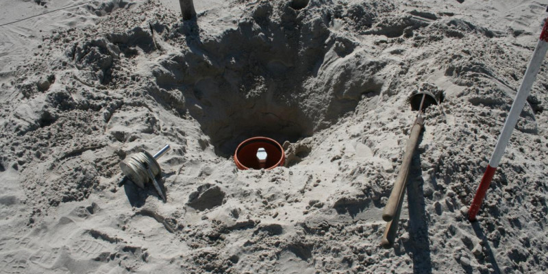 Versuchsaufbau am Strand mit verschiedenen technischen Geräten