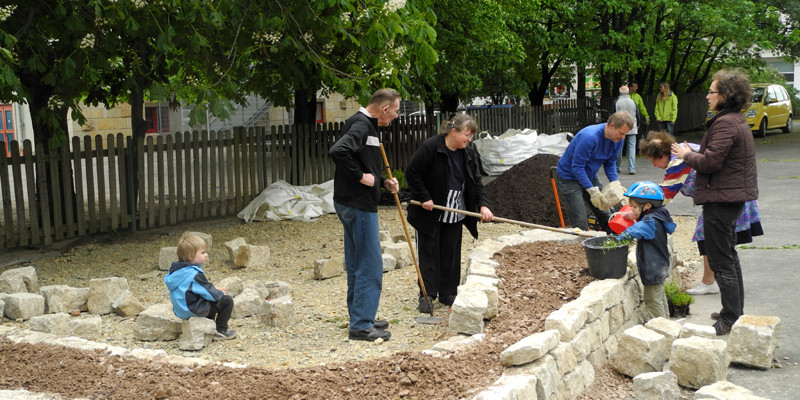 Anwohner gestalten 2014 ihre eigene Grünfläche in Erfurt mit einer Trockenmauer.