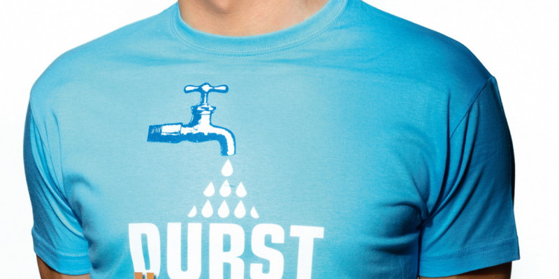 Jugendlicher mit T-Shirt "Durstlöscher" auf Klimahelfer Plakat.