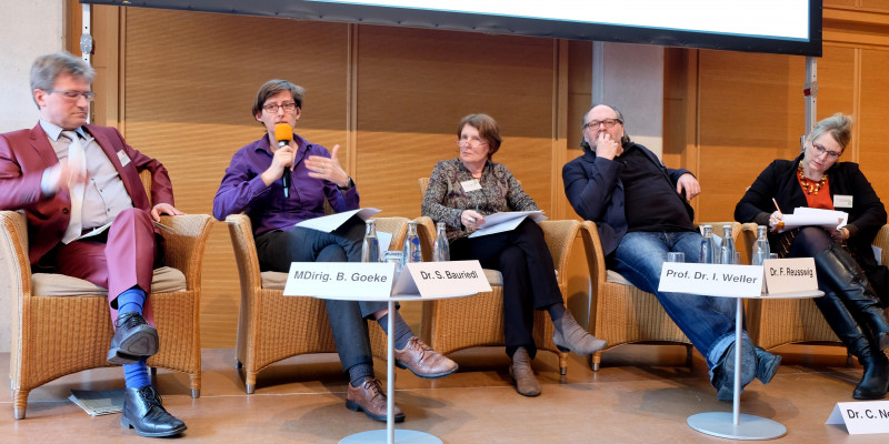 Podiumsdiskussion Fachtagung Klima braucht Wandel: Potenziale der Genderforschung nutzen: Teilnehmende von links nach rechts: Ministerialdirigent Berthold Goeke/Bundesumweltministerium; Dr. Sybille Bauriedl/Universität Bonn-geographische Entwicklungsforschung; Prof. Dr. Ines Weller/Projektleitung GenderNETCLIM, Universität Bremen, artec Forschungszentrum Nachhaltigkeit; Dr. Fritz Reuswig/Potsdam-Institut für Klimafolgenforschung, Moderatorin Dr. Claudia Neusüß/CompassOrange, Berlin