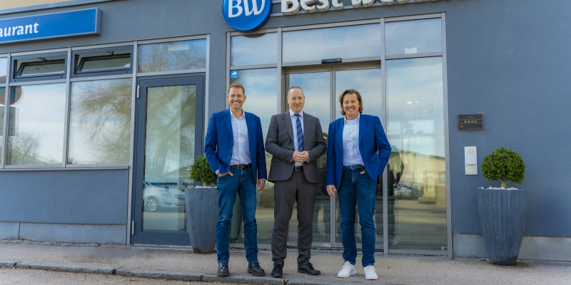 Hotel Best Western Eingang mit dem Hoteldirektor Christian Wolf und den Inhabern von KlimaShop! Peter und Armin Spenlger 