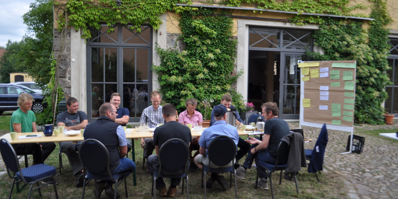 Mitglieder der Cropping School diskutieren Handlungsmöglichkeiten für den Gastgeberbetrieb zum Thema Luzerne-Kleegrasetablierung