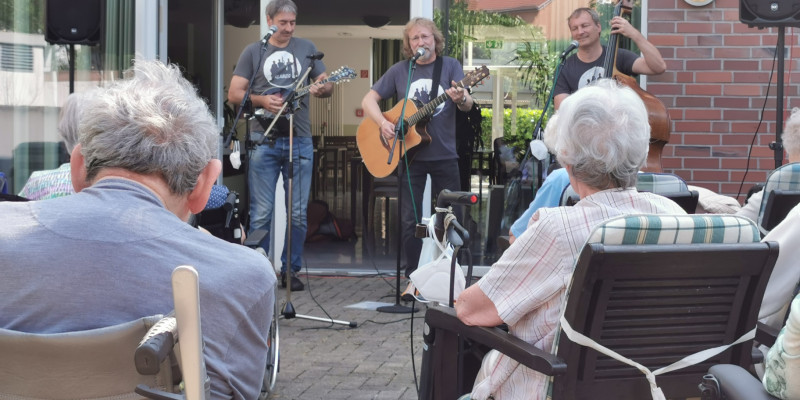 Die Band Klabes hat den Projektsong zum richtigen Verhalten bei Hitze in Senioreneinrichtungen gespielt