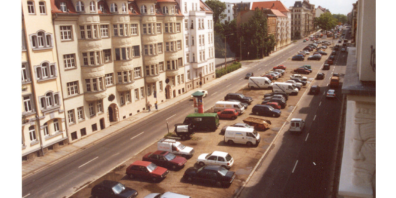 Im Jahr 2000 war die Kurt Eisener Straße in Leipzig noch baumfrei. In dem Wunsch nach Begrünung liegt der Ursprung des Konzepts