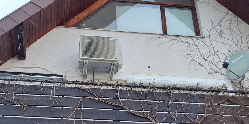 Ein Hausgiebel mit Wärmepumpe