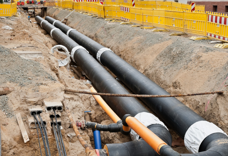 Foto einer Baustelle mit freigelegten Fernwärmeleitungen im Erdreich