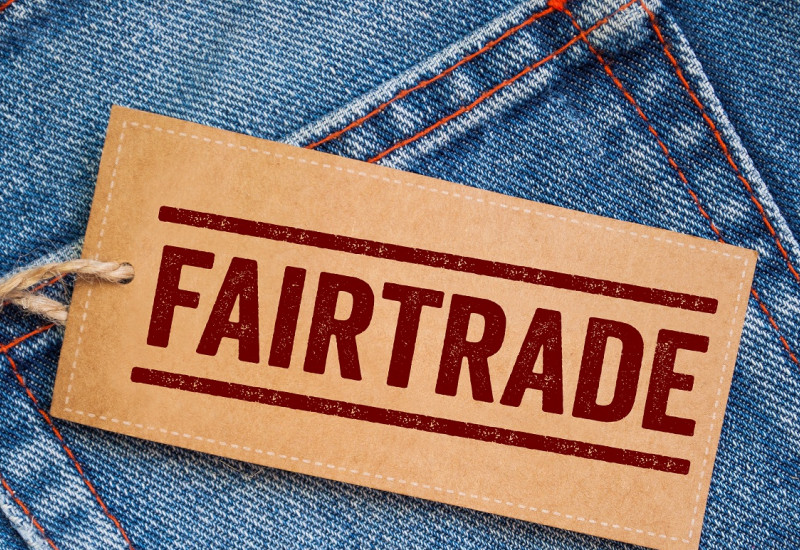 Das Bild zeigt eine Jeans mit Fairtrade-Kennzeichnung