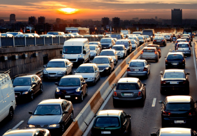 Autobahn bei Sonnenuntergang