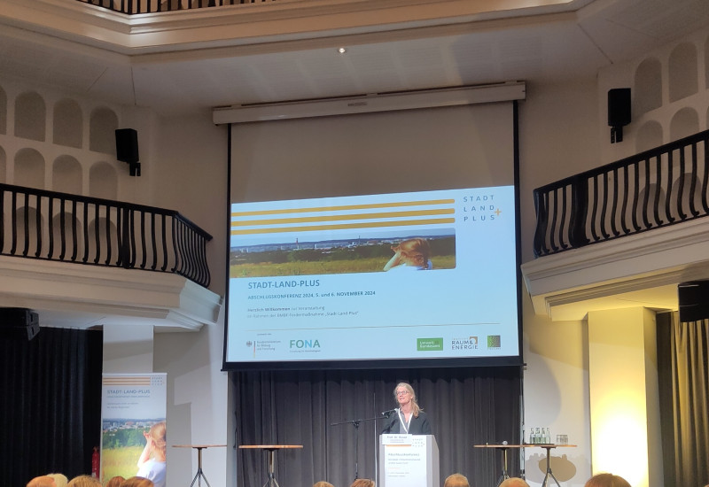 UBA-Vizepräsidentin Lilian Busse begrüßt die Teilnehmenden der Stadt-Land-Plus-Abschlusskonferenz.