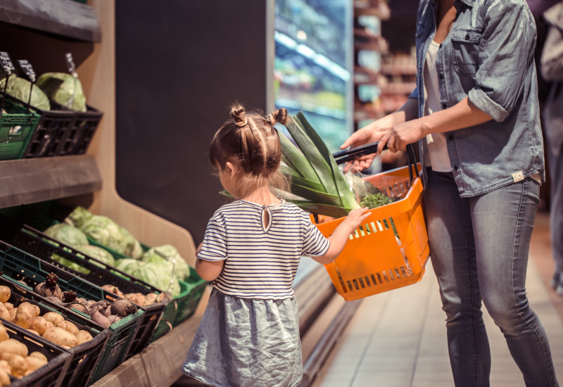 Mutter und Tochter beim Einkauf im Supermarkt.