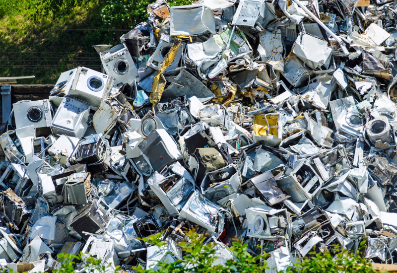 Das Bild zeigt einen Müllberg aus Waschmaschinen.