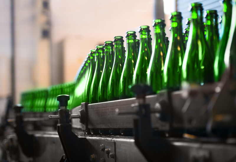 Grüne Mehrwegflaschen in einer Abfüllanlage