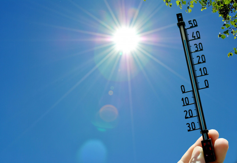 Das Bild zeigt ein Thermometer im Sonnenschein.