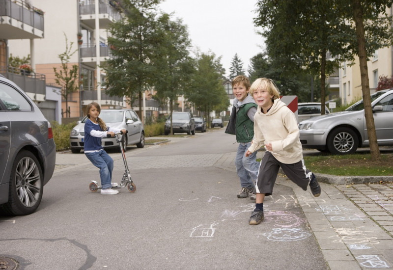 Spielende Kinder auf einer Straßen