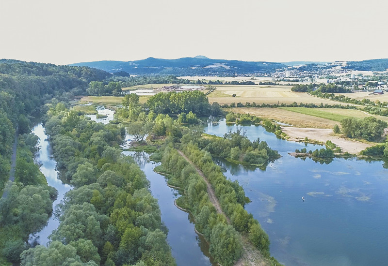 Luftbild der Fulda, eines neu geschaffenen Nebenarms und dem direkt benachbarten Breitenbacher Kiessees.