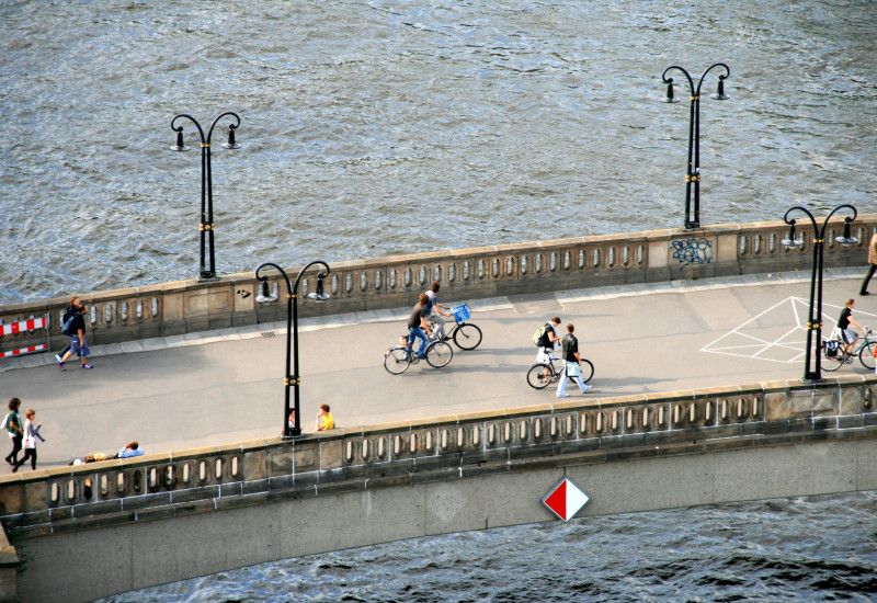 Radfahrer und Fußgänger auf einer Brücke in Berlin
