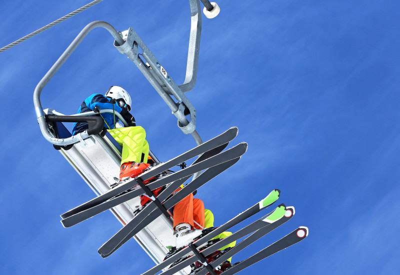 Skifahrer im Sessellift