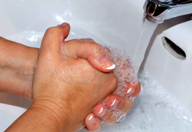 Hände werden mit Seife gewaschen