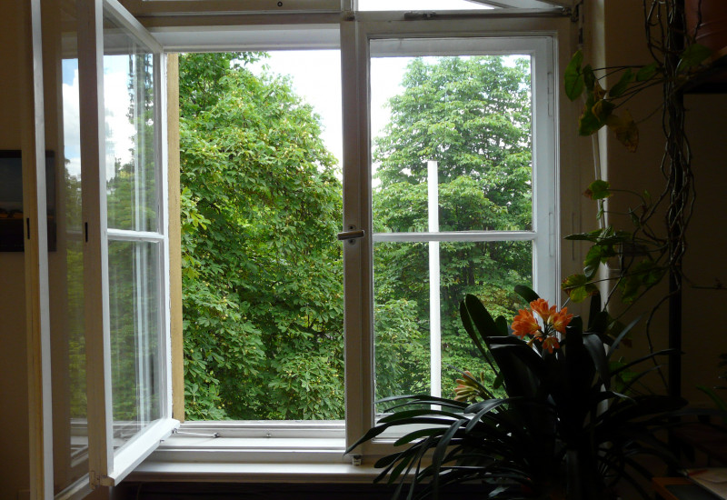 Fenster, das zum Lüften geöffnet wurde